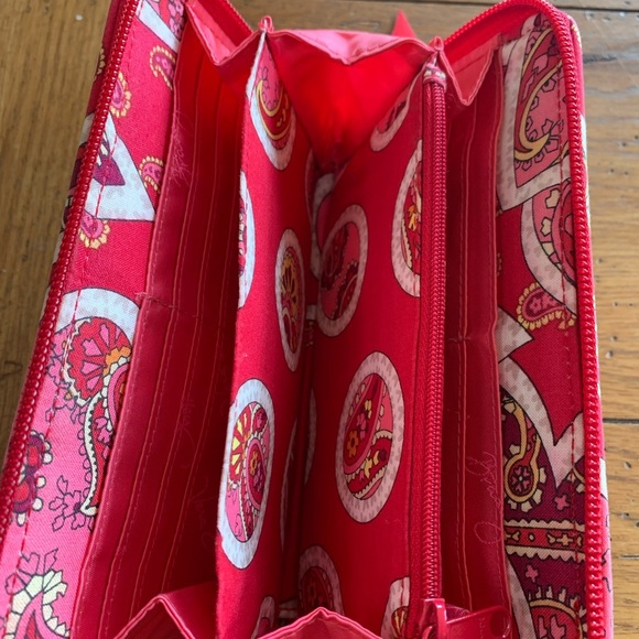 Vera Bradley Rosy Posies Wallet Cotton Red Cream Paisley Zip Around Wrislet - Picture 5 of 11
